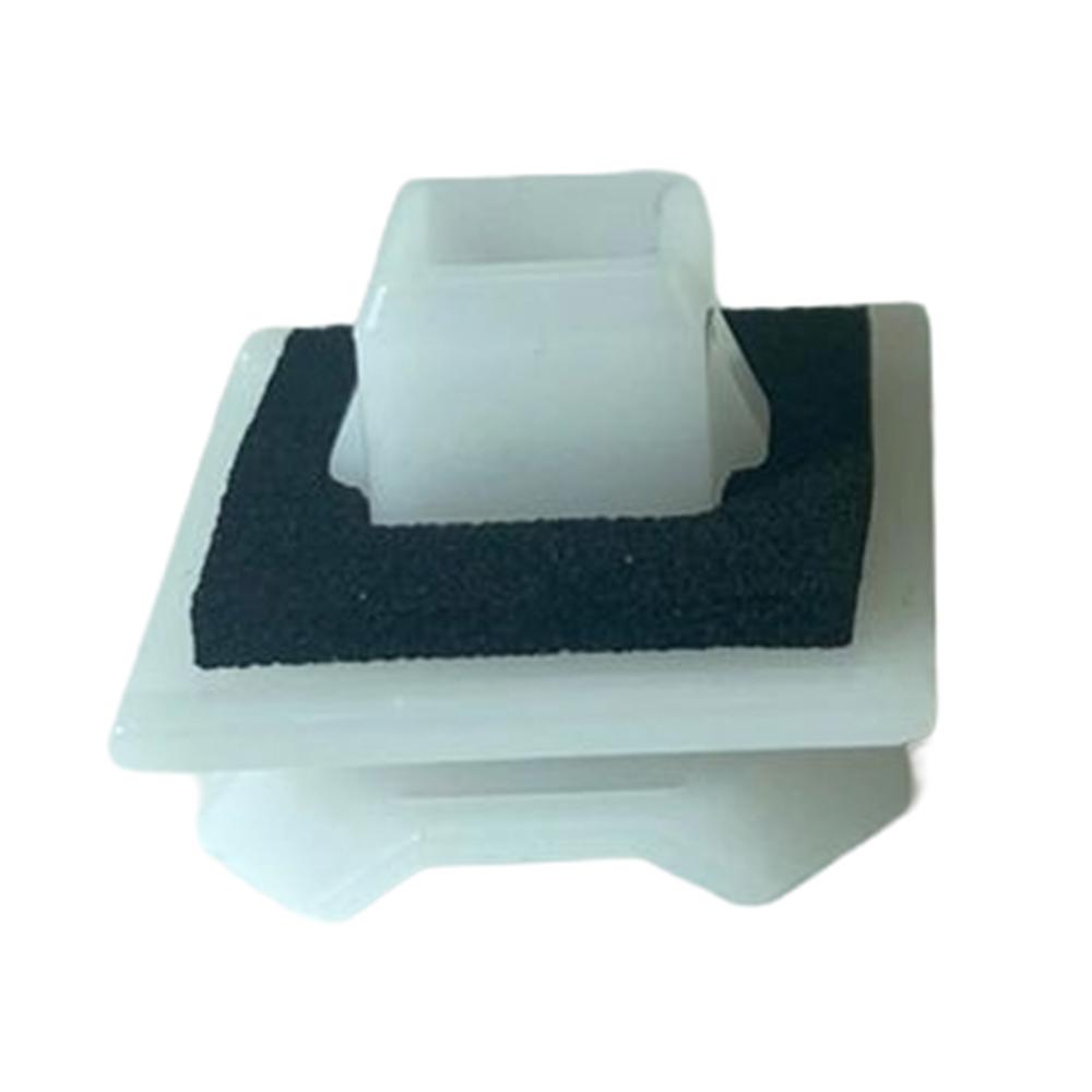 Клипса передней панели верхняя Isuzu NLR85 / NMR85 / NPR75 / NQR90 Евро-4/5 | Оригинал